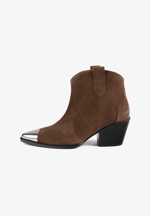 Smeđe antilop čizme do gležnja sa šiljastim prstom i metalnim vrhom. Imaju debeli crni potplat i ukrase u zapadnjačkom stilu.