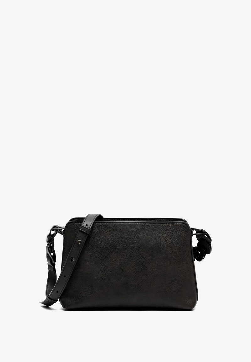 Juodas odinis per petį nešiojamas krepšys, rectangularios formos, su tekstūruota paviršiumi, reguliuojama petneša su pintais akcentais ir užtrauktuku.