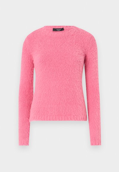 Suéter rosa de manga larga con una textura suave, con un escote redondeado y un corte ajustado, que presenta un color liso sin patrones.