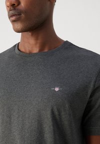 GANT PRINTED ARCHIVE SHIELD - Jednoduché tričko - antracit melange