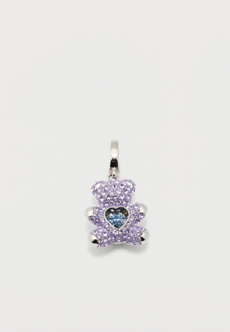 Petit pendentif en forme d'ourson en argent recouvert de cristaux violets, avec une pierre centrale en forme de cœur bleue et une boucle pour l'attacher.