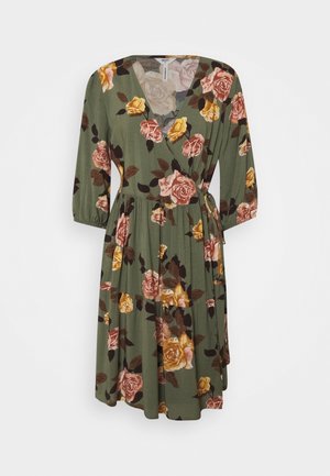 Grünes Wickelkleid mit einem floralen Muster in Rosa- und Gelbtönen von Rosen mit dunklen Blättern, hat Dreiviertelärmel und eine gebundene Taille.