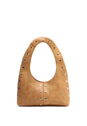Borsa in pelle marrone chiaro con borchie d'argento lungo i bordi e il centro, manico ovale ritagliato, in piedi su sfondo bianco.