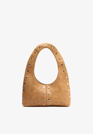 Tan læderhåndtaske med sølvnitter langs kanter og midte, ovalt håndtagssnit, stående oprejst på hvid baggrund.