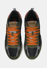 Tenisky s čiernym sieťovým zvrškom, zelenou semišovou a sivou akcentáciou, oranžovými šnúrkami a hnedou koženou nášivkou s logom, s vystuženou podrážkou.