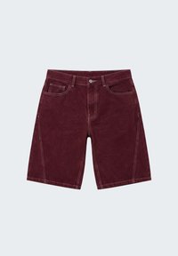 Pantaloncini da uomo in denim color bordeaux fino al ginocchio con bottone frontale, cerniera, passanti per cintura e cinque tasche su sfondo grigio chiaro.