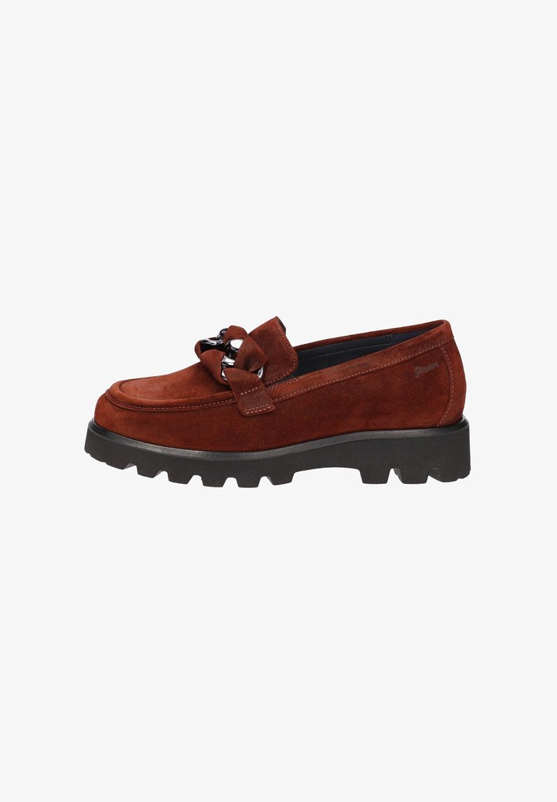 Mocassins en daim marron avec une semelle en caoutchouc noire épaisse, un nœud décoratif orné d'une chaîne, et une doublure intérieure lisse.