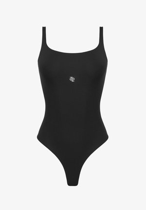 Maillot de bain une pièce noir avec un décolleté carré, des fines bretelles, des jambes hautes, et un logo blanc centré sur la poitrine. Texture de tissu lisse.