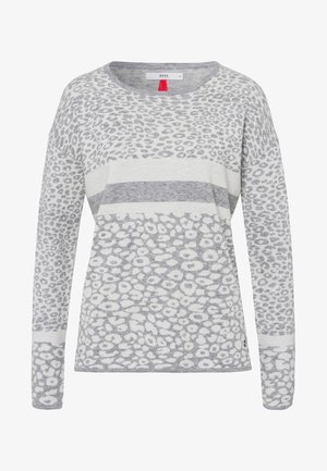 Maglione grigio chiaro a maniche lunghe con motivi a macchie di leopardo misti e strisce orizzontali. Texture morbida, scollo rotondo e leggera apertura laterale.
