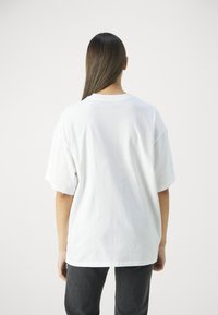 Levi's® GRAPHIC STACK TEE - Print T-shirt - bright white