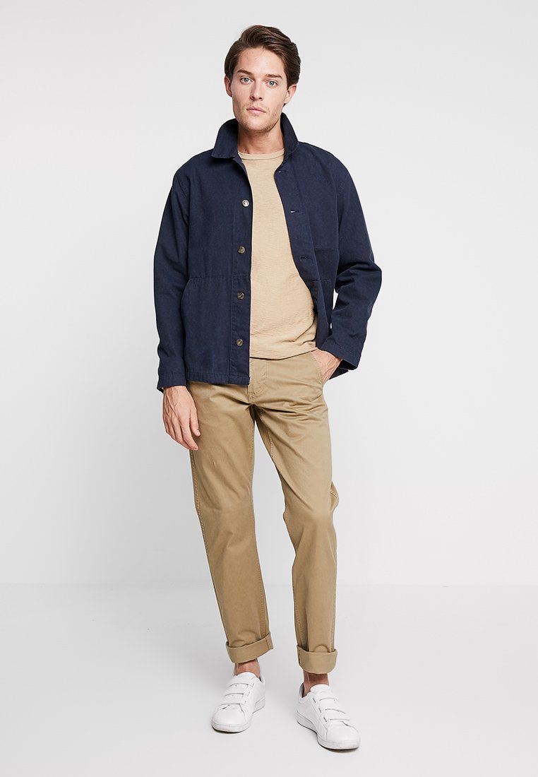 DOCKERS ALPHA ORIGINAL SLIM - Pantalones - new british khaki core/verde oscuro - Zalando.es