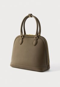 Τσάντα χειρός από δερματίνη ελιάς με χρυσαφί μεταλλικά εξαρτήματα, καμπυλωτή κορυφή, διπλές λαβές και κλείσιμο με φερμουάρ. Λείος υφής χωρίς ορατά σχέδια.