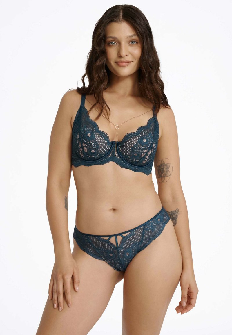 ESOTIQ  IDENTITY petrol