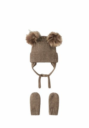 Bonnet d'hiver tricoté marron pour enfants avec deux pompons et des moufles assorties sur fond blanc.