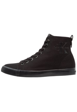 Zwarte canvas hoge sneaker met zwarte veters en zool, met een subtiel Calvin Klein Jeans-logo aan de zijkant en op het hielbandje.