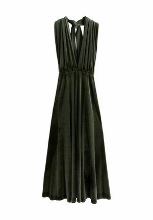 Tumši zaļš samta bezpiedurkņu kleita ar dziļu V veida izgriezumu un kakla saiti, plūstoša pilna garuma svārku daļa.