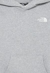 Šedá mikina s kapucňou vyrobená z mäkkého materiálu, s vreckom typu "klokan". Na ľavej strane hrude sa nachádza malé biele logo "THE NORTH FACE".