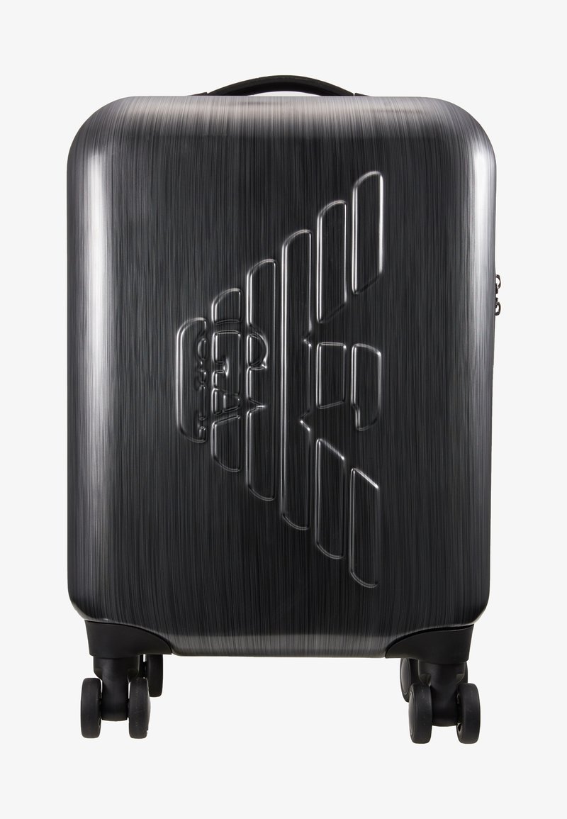 Kemény héjú fekete bőrönd, kefélt felülettel, kiemelkedő geometrikus mintával és négy tartós kerékkel a könnyű mozgás érdekében.