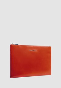 Funda para documentos de cuero rojo con textura suave, cierre de cremallera y un detalle azul en la cremallera. Presenta el logo grabado en relieve en la parte frontal.