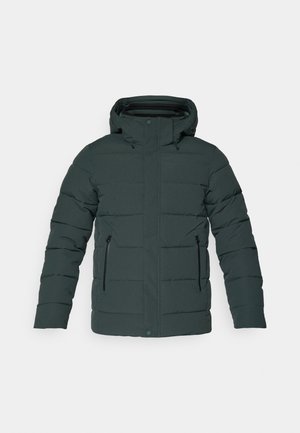 Ciemnozielona kurtka puchowa z kapturem, z pikowanymi sekcjami, dwoma kieszeniami z zamkiem błyskawicznym z przodu oraz zapięciem na zatrzask przy szyi.