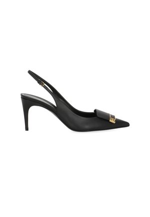 Scarpa con tacco alto slingback in pelle nera con punta appuntita e dettaglio fibbia dorata sulla parte superiore.