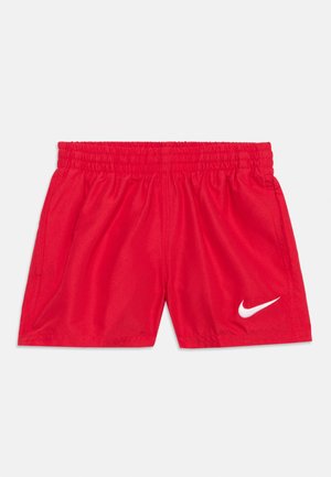 Røde Nike sportsshorts med elastisk taljebånd og hvid Nike swoosh-logo nederst på højre ben, lagt fladt på en hvid baggrund.