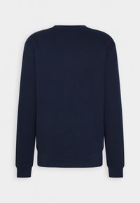 Felpa blu navy con scollo a girocollo, maniche lunghe, polsini e orlo a coste, presenta una texture liscia e senza loghi o motivi visibili.