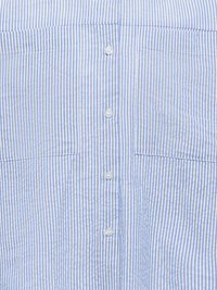 Lys blått og hvitt stoff med vertikale striper, hvite knapper og to brystlommer på skjorteforsiden.