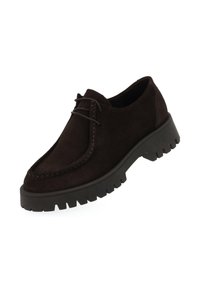 Braune Wildleder-Schnürschuhe mit einer runden Zehenpartie, kontrastierenden Nähten und einer dicken, strapazierfähigen schwarzen Sohle mit tiefen Profilen.