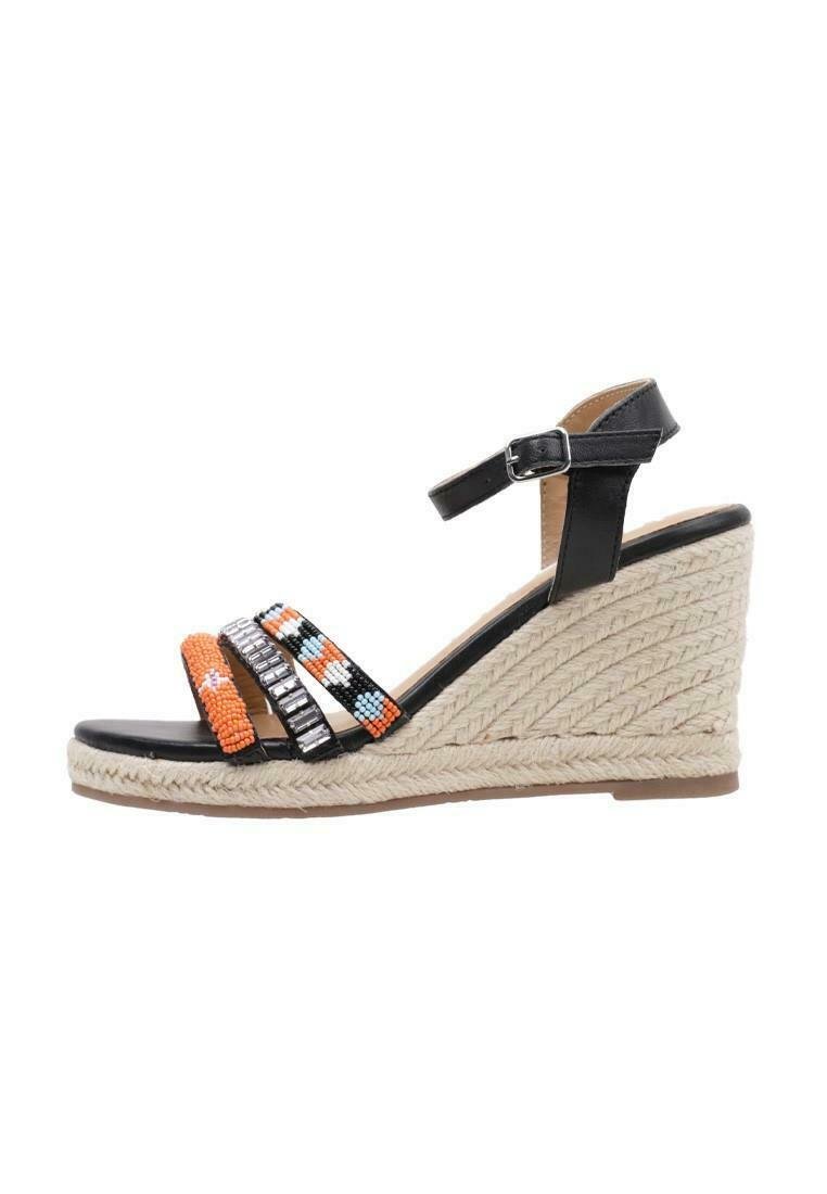 Sandalo con tacco nero e piattaforma intrecciata beige, fibbia sulla caviglia e tre cinturini frontali decorati con perline arancioni, nere, blu e accenti argentati.