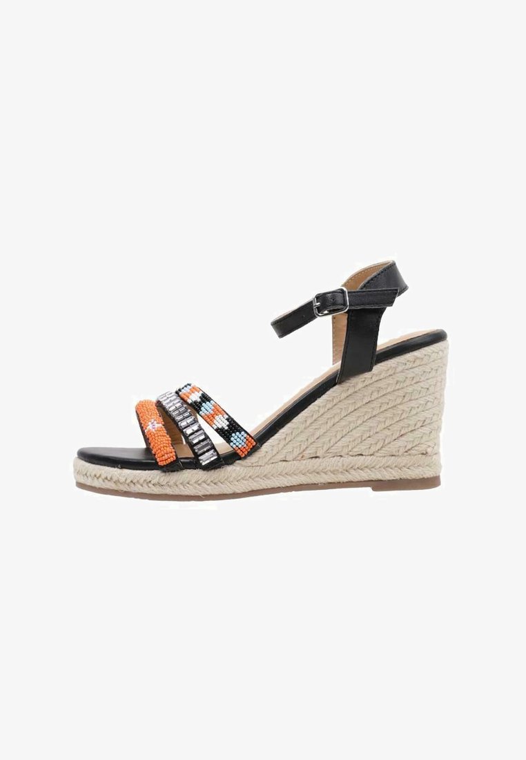 Sandale à talon noir avec plateforme tressée beige, bride à la cheville avec boucle, et trois brides avant décorées de perles orange, noires, bleues et d'accents argentés.