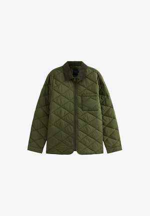 Chaqueta acolchada verde oliva con cremallera frontal, patrón de diamante, cuello puntiagudo y un bolsillo en el lado izquierdo del pecho. Textura de tela suave.