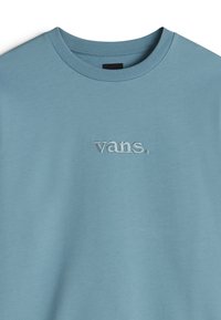 Felpa azzurra chiara realizzata in morbido tessuto, con logo ricamato "vans." di un blu leggermente più scuro. Design classico con scollatura a girocollo.