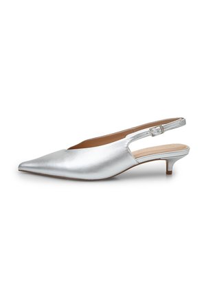 Décolleté slingback in metallo argento con punta affilata, tacco kitten basso e cinturino regolabile. Texture liscia con accenti minimalisti.