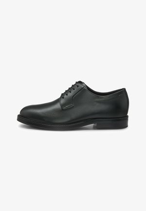 Scarpa da uomo in pelle nera con punta tonda, texture liscia, suola bassa, design con allacciatura a sei occhielli e dettagli di cucitura minimi.