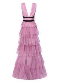 Abito a balze rosa realizzato in tessuto di tulle. Presenta un profondo scollo a V, una cintura nera aderente e diversi strati arricciati. Zip sul retro.