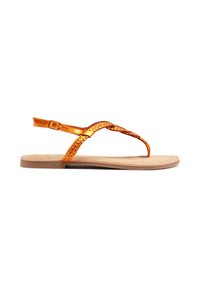Sandalias planas con una correa trenzada naranja y hebilla ajustable, que cuentan con una plantilla de imitación cuero y una suela de goma beige.