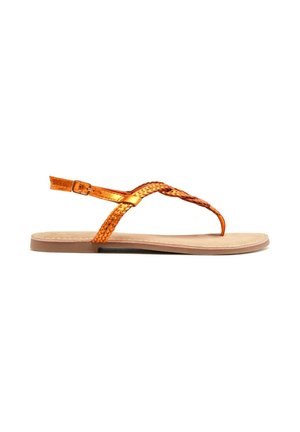 Sandalias planas con una correa trenzada naranja y hebilla ajustable, que cuentan con una plantilla de imitación cuero y una suela de goma beige.