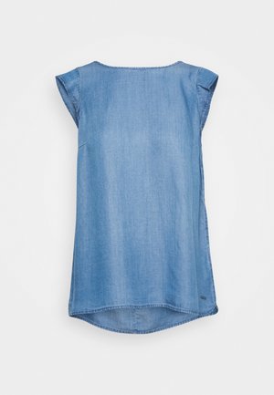 Tunique sans manches en denim bleu clair avec un col rond et un ourlet arrière légèrement plus long, présentée sur un fond blanc uni.