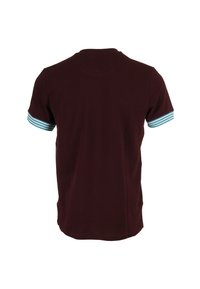 T-shirt à manches courtes bordeaux avec des accents de rayures horizontales bleu et blanc sur les poignets, arborant un col rond classique et une texture lisse.
