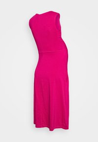 Vestido justo, sem mangas, em tecido rosa vibrante. Textura suave, até a anca, com detalhes de forma subtis na cintura. Sem padrões visíveis.