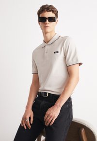 Calvin Klein - STRETCH TIPPING  - Poloshirt - stony beige Miniatuurafbeelding 1