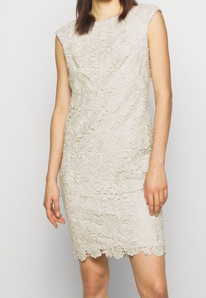 Lace kjole i lys beige, med en tætsiddende design, ærmeløs snit, blomstermønster og en scallop-kant. Tekstureret stof hele vejen igennem.