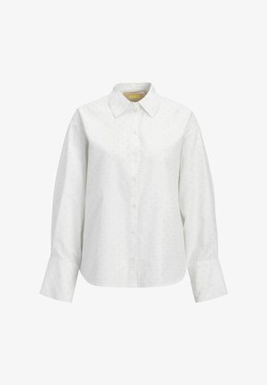 Balta marškiniai su mygtukais, pagaminti iš tekstūruoto audinio su subtiliu taškuotu raštu. Turi ilgomis rankovėmis ir klasikinio apykaklės dizainą.