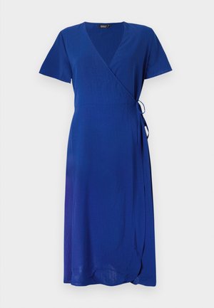 Modrá zavinovacia šaty s krátkymi rukávmi, textúrovaná látka, výstrih do V, detail viazania na boku a lem, ktorý siahne pod kolená.