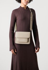 HVISK CAYMAN POCKET SOFT STRUCTURE - Skulderveske - bone white