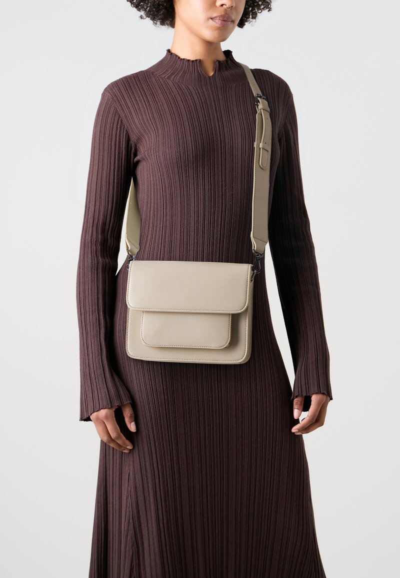 HVISK CAYMAN POCKET SOFT STRUCTURE - Skulderveske - bone white