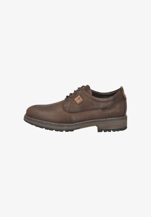 Zapatos de cuero marrón con cordones, de textura suave, con costuras blancas en contraste, suela resistente y un pequeño parche de marca en el lateral.