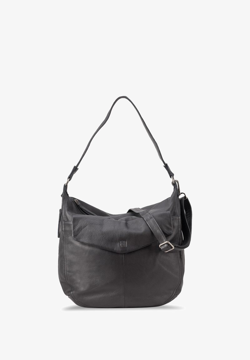 Borsa a spalla in pelle nera con forma curva, tracolla regolabile, tasca frontale con patta e discreto dettaglio del logo impresso. Texture liscia.