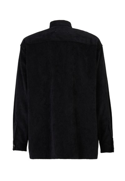 Camicia in velluto nero a coste con maniche lunghe, colletto e polsini abbottonati. Tessuto texturizzato e design a taglio dritto, con un aspetto minimalista.